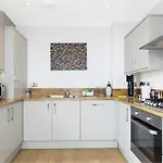 2-Bed Terrace Flat Close To Tower Bridge