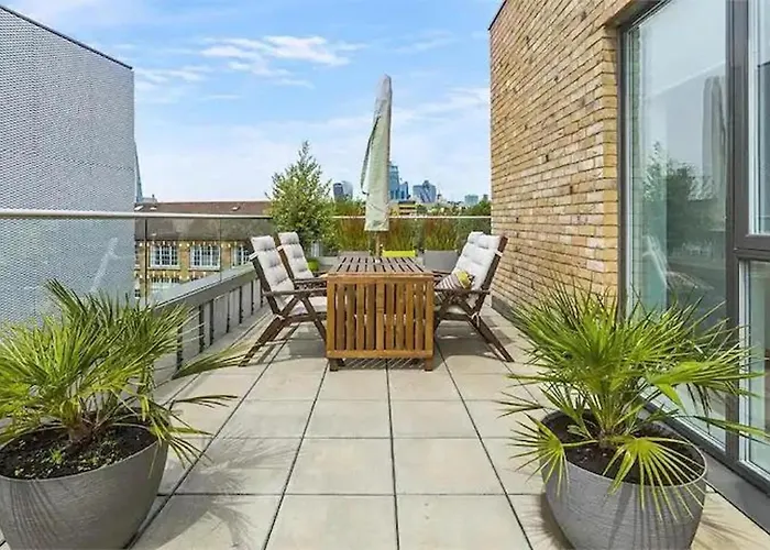 2-Bed Terrace Flat Close To Tower Bridge